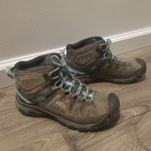 Women's size 8 hiking boots